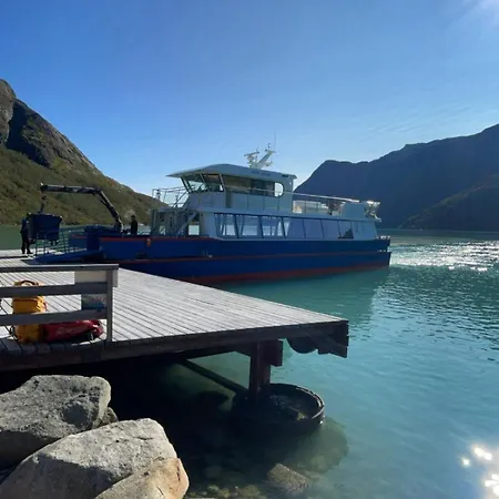 Enjoy Modern Comfort Wi-fi, Sauna & More! Leilighet